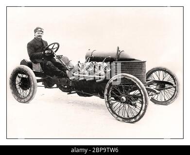 Archiv Darracq 200 PS Sprint, Louis-Joseph ChevroletI 1906 stellte Louis Chevrolet einen Geschwindigkeitsrekord von 117.64 mph in Ormond Beach, Florida, hinter dem Steuer eines italienischen Darracq Renners auf, der von einem massiven V-8 Motor angetrieben wurde. Bis zum 20. Mai 1905 war der in der Schweiz geborene und kürzlich in den USA lebende Einwanderer Louis Chevrolet nur ein weiterer Chauffeur in New York. An diesem Tag hatte er die Chance, einen untermotorisierten Fiat in einem zeitlich begrenzten Event im alten Hippodrom in Morris Park zu fahren, und brach damit den Weltrekord des großen Barney Oldfield über eine Meile. Die Legende begann in diesem Moment. Stockfoto