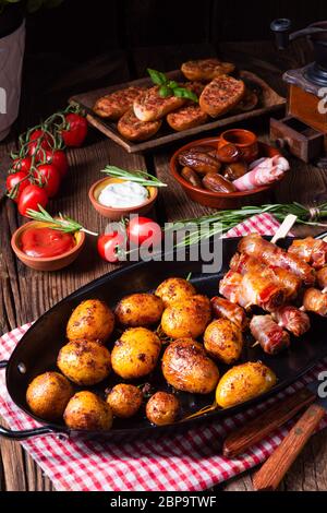 Rustikale Datteln mit Speck und junger gerösteter Kartoffel. Stockfoto