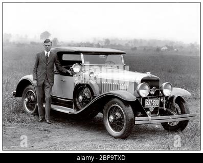 Archiv 1920er Jahre Charles Lindbergh & LaSalle Car in Missouri Jahr 1927 Roadster, Charles Lindbergh flog die Spirit of St. Louis ein Custom-built, einmotorige, einsitzige, High-wing monoplane, die am 20. Und 21. Mai 1927 geflogen wurde, auf dem ersten Solo-Nonstop-Transatlantikflug von Long Island, New York, nach Paris, Frankreich, Für die Lindbergh den 25,000 Dollar Orteig-Preis gewann Stockfoto