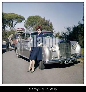 Vintage Rolls-Royce Silver Cloud I mit Besitzerin Gina Lollobrigida an einem Drehort ist Gina Lollobrigida eine italienische Schauspielerin, Fotojournalistin und Bildhauerin. Sie war eine der profiliertesten und schönsten europäischen Schauspielerinnen der 1950er/1960er Jahre Stockfoto