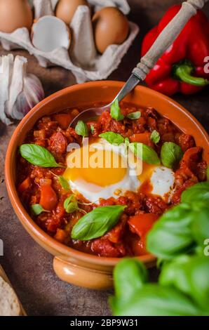 Shakshuka einfach und sehr lecker, billig, aber sehr lecker Essen! Stockfoto