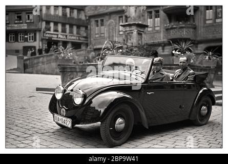 1930er Volkswagen V2 Prototyp versuch wagen Prototyp V2 Cabriolet, Ferdinand, Anton, Ernst, Porsche im handgefertigten Prototyp. 1935: Eine Limousine mit dem Namen V1 ('V' für Versuch, oder 'experimentell') und ein V2-Cabrio, eine weitere Veredelung, brachten später im Jahr ein Trio von V3-Modellen. Adolf Hitler gefiel diese so sehr, dass er 1935 auf der Berliner Automobilausstellung die V3 für die Produktion vorbereiten ließ. Stockfoto