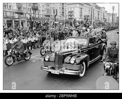 1960 Sowjetischer Premierminister Nikita Chruschtschow in einem konvertiblen russischen ZIL-111B in der Stalin Allee Ost-Berlin Deutschland. Der Zil-111 war eine Limousine, die 1958–1967 vom sowjetischen Automobilhersteller Zil hergestellt wurde. Es war die erste Nachkriegs-Limousine in der Sowjetunion entworfen. Am 21. Mai 1960 hielt Nikita Chruschtschow, erster Sekretär der Kommunistischen Partei der Sowjetunion, in der Sportarena in Ost-Berlin unter einem Banner eine Rede, in der er zum Ende der Provokationen der Vereinigten Staaten und der Bundesrepublik Deutschland (BRD) aufrief. Sowie für die allgemeine Abrüstung. Stockfoto