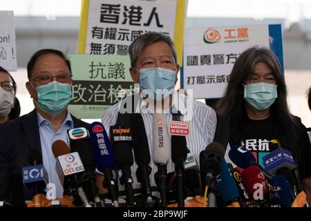 18. Mai 2020, Hongkong, China: Prominente pro-demokratische Aktivisten Yeung Sum (L), ehemaliger pro-demokratischer Gesetzgeber, Lee Cheuk-yan (C), ehemaliger pro-demokratischer Gesetzgeber und Leung Kwok-Hung (R), auch bekannt als ''langes Haar'', Hongkongs Politiker und Sozialaktivist im Gespräch mit den Medien vor dem West Kowloon Magistrate Court, bevor sie Anklagen wegen der Proteste im letzten Jahr in Hongkong am 18. Mai 2020 erhoben. Die von Peking unterstützten Menschen in Hongkong am 18. April governmentÃŠarrestedÃŠ15, darunter prominente pro-demokratische Aktivisten und ein Gesetzgeber. Quelle: ZUMA Press, Inc./Alamy Live News Stockfoto