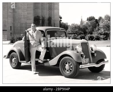 Archiv Werbebild 1935 Ford V8 Deluxe 3-Fenster Coupé, mit Homer Griffith American Footballer Team: Chicago Cardinals Position: Rückbank College: USC Heimatstadt: Los Angeles, CA. USAA Quarterback, Homer Griffith war ein dreijähriger Briefträger (1931-32-33) und war Mitglied von 2 USC-Nationalmeisterschaften (1931-32). Er spielte in USC 1932 und 1933 Rose Bowl Siege, erzielte einen Touchdown in der 1933 Wettbewerb, als er zum Spieler des Spiels ernannt wurde. Er war ein 1932 All-Conference erster Teamer, als er USC Scoring Führer war. Er trat 1934 in der College All-Star Game. Stockfoto