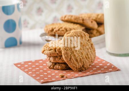 Cookies mit Erdnussbutter Vollkorn, sehr lecker mit Milch Stockfoto