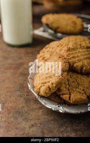 Cookies mit Erdnussbutter Vollkorn, sehr lecker mit Milch Stockfoto