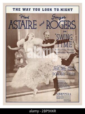 Fred Astaire & Ginger Rogers 1930 Cover Noten 'SWING TIME' für den Song „The Way You Look Tonight“, mit Musik von Jerome Kern und Texten von Dorothy Fields. Es wurde 1936 von Chappell and Co., Inc. In New York, New York, veröffentlicht. Dieser Song wurde 1936 im RKO Radio Pictures Musical-Comedy-Film 'Swing Time' gezeigt, der von George Stevens inszeniert wurde und mit Fred Astaire und Ginger Rogers aufführte. Das Cover zeigt ein Standbild aus dem Film der Stars Fred Astaire und Ginger Rogers. 1936 Stockfoto