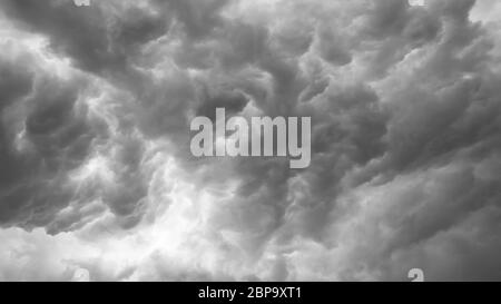 Dunkle ominösen graue Gewitterwolken. Dramatischer Himmel. Stockfoto