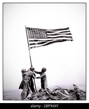 IWO JIMA FLAGGE HEBT US-Marines des 28. Regiments der Fifth Division heben die amerikanische Flagge, nachdem sie den 550 Fuß hohen Mt. Suribachi auf Iwo Jima, die größten Vulkaninseln Japans, am 23. Februar 1945 während des Zweiten Weltkriegs Stockfoto