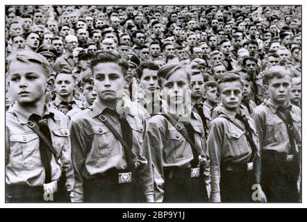 HITLERJUGENDKUNDGEBUNG, 1930ER JAHRE Junge Mitglieder der Hitlerjugend bei einer Nürnberger Kundgebung der NSDAP, 1938. Fotografiert von Adolf Hitlers Privatfotograf Heinrich Hoffmann. Hitlerjugend: Hitlerjugend, die offizielle Jugendorganisation der NSDAP in Deutschland. Stockfoto