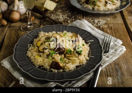 Original italienische Risotto mit Pilzen und Parmesan Stockfoto