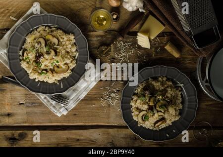 Original italienische Risotto mit Pilzen und Parmesan Stockfoto