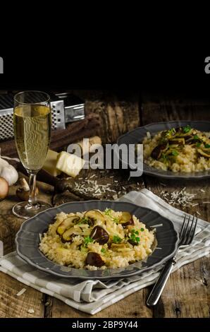 Original italienische Risotto mit Pilzen und Parmesan Stockfoto