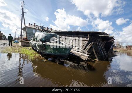 Hochwasser in Russland. Überflutete Wohn- und Wirtschaftsgebäude. Russland, Region Archangelsk Stockfoto