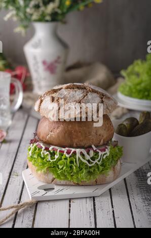 Portobello Burger, hausgemachten Brötchen und Salat, vegetarische Burger mit Mayo und Radieschen Stockfoto