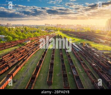 Luftaufnahme der bunten Güterzüge. Bahnhof Stockfoto