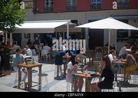 Allgemeine Sicht auf die Menschen vor einer Terrasse während des Trinkens während der teilweisen Sperrung des Landes.Spanien durchläuft einen Plan der Abseilung hin zu einer "neuen Normalität" durch Lockerung der Maßnahmen, die durch den Ausbruch der COVID-19 entstanden sind. In Phase 1 dürfen die Menschen ihre Familien besuchen und sich mit maximal 10 Personen zu Hause treffen, Freiflächen und Terrassen die wiedereröffneten Kirchen, Geschäfte, Bars oder Restaurants mit ihren Terrassen sind auf 50% Kapazität mit strengen Gesundheits- und Sicherheitsmaßnahmen begrenzt. Stockfoto