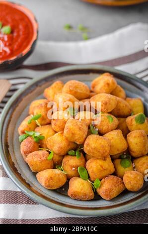 Hausgemachte gebratene Mini Kroketten aus Bratkartoffeln, lecker und schön Rezept Stockfoto