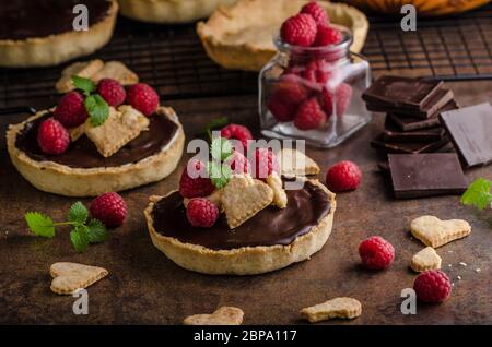Schokolade Tartalets mit Nüssen, Zucker und Kakao Stockfoto