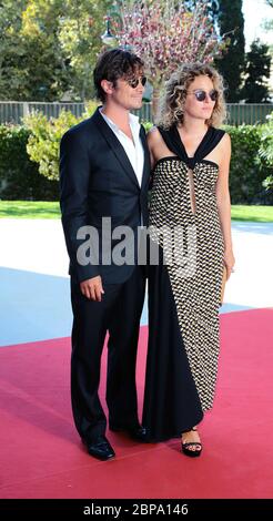 VENEDIG, ITALIEN - AUGUST 28: Riccardo Scamarcio und Valeria Golino nehmen an der Premiere von "La Vita Oscena" während der 71. Filmfestspiele von Venedig Teil Stockfoto