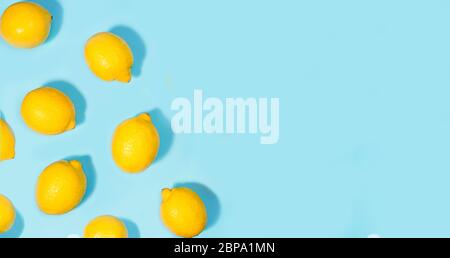 Kreatives Layout aus Zitrone auf grünem Minzfarbhintergrund. Flaches Lay. Food Summer Konzept. Stockfoto
