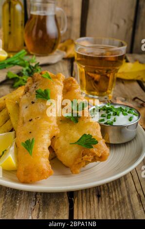Fish &amp; Chips. Fisch in Bierteig, Kräuter-Dip und tschechisches Bier gewickelt Stockfoto