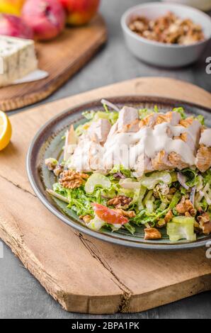 Waldorf-Salat mit gegrilltem Hähnchen, leckere und einfache Rezept mit Blauschimmelkäse Stockfoto