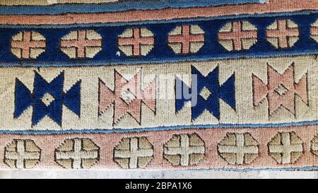 Gemusterte gewebte Bodenmatte. Türkischer Zierteppich Hintergrund. Gewebte Textur. Blau und rosa Ethno-Muster Teppich. Traditionelle asiatische Ornamente. Turkus Stockfoto