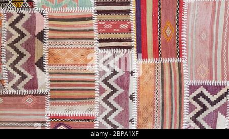 Folk Muster Patches durch weißen Faden genäht. Ethnische arabischen Teppich Hintergrund. Türkischer Basar im Hintergrund Stockfoto