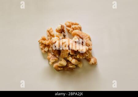 Walnüsse In Der Mitte Auf Weißem Hintergrund Geschält. Gesunde Ernährung Für Das Herz. Stockfoto