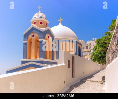 Die wunderschön bemalte katholische Kirche Agios Stylianos in Firastefani auf der griechischen Caldera-Insel Santorini Stockfoto