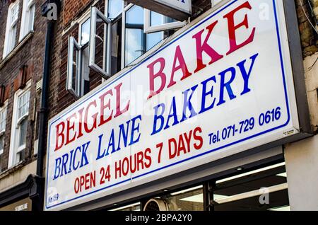 LONDON - Beigal Bake, ein berühmter Bagel-Laden in der Brick Lane, einem angesagten Viertel im Osten Londons Stockfoto