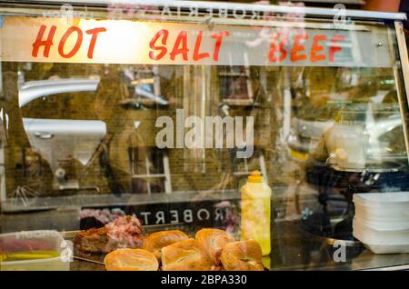 LONDON - Beigal Bake, ein berühmter Bagel-Laden in der Brick Lane, einem angesagten Viertel im Osten Londons Stockfoto