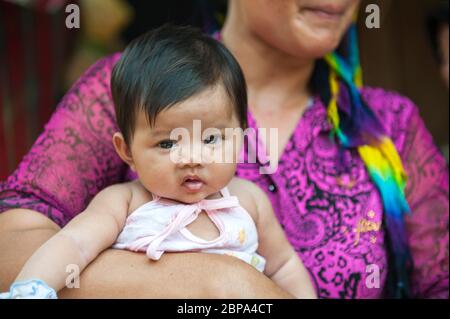 Kleines Baby in einem ländlichen Cham Dorf. Zentralkambodschan, Südostasien Stockfoto