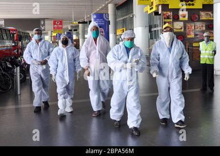 Kalkutta, Indien. Mai 2020. Gesundheitsarbeiter tragen Schutzanzüge und warten auf den Sonderflug Vande Bharat, der am 18. Mai 2020 von Dhaka aus auf dem NSCI-Flughafen eintrifft.4 die landesweite Sperre wurde im Zuge der COVID 19-Coronavirus-Pandemie in Kalkutta, Indien, eingeführt. (Foto von Saikat Paul/Pacific Press/Sipa USA) Quelle: SIPA USA/Alamy Live News Stockfoto
