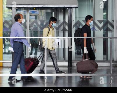 Kalkutta, Indien. Mai 2020. Inder strandeten in Dhaka kamen bei Sonderflug Vande Bharat auf NSCI Flughafen während der landesweiten Sperre 4 im Zuge der COVID 19 Coronavirus Pandemie in Kolkata, Indien am 18. Mai 2020. (Foto von Saikat Paul/Pacific Press/Sipa USA) Quelle: SIPA USA/Alamy Live News Stockfoto
