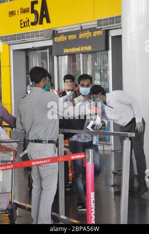 Kalkutta, Indien. Mai 2020. Inder strandeten in Dhaka kamen bei Sonderflug Vande Bharat auf NSCI Flughafen während der landesweiten Sperre 4 im Zuge der COVID 19 Coronavirus Pandemie in Kolkata, Indien am 18. Mai 2020. (Foto von Saikat Paul/Pacific Press/Sipa USA) Quelle: SIPA USA/Alamy Live News Stockfoto