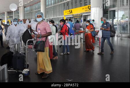 Kalkutta, Indien. Mai 2020. Inder strandeten in Dhaka kamen bei Sonderflug Vande Bharat auf NSCI Flughafen während der landesweiten Sperre 4 im Zuge der COVID 19 Coronavirus Pandemie in Kolkata, Indien am 18. Mai 2020. (Foto von Saikat Paul/Pacific Press/Sipa USA) Quelle: SIPA USA/Alamy Live News Stockfoto