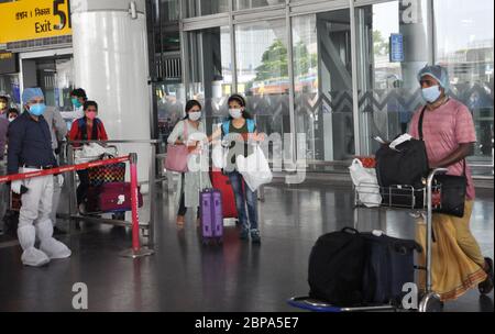 Kalkutta, Indien. Mai 2020. Inder strandeten in Dhaka kamen bei Sonderflug Vande Bharat auf NSCI Flughafen während der landesweiten Sperre 4 im Zuge der COVID 19 Coronavirus Pandemie in Kolkata, Indien am 18. Mai 2020. (Foto von Saikat Paul/Pacific Press/Sipa USA) Quelle: SIPA USA/Alamy Live News Stockfoto