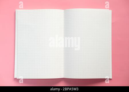 Draufsicht auf offenem Notizblock auf rosa Hintergrund Stockfoto