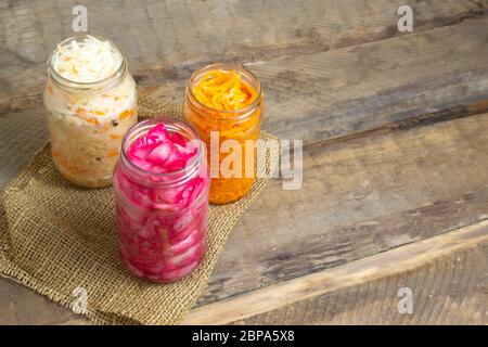 Eingelegtes Gemüse in Gläsern nach dem klassischen Rezept gekocht. Stockfoto