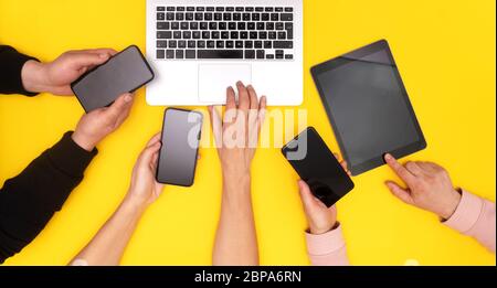 Mehrfachscreening mit einer Gruppe von Personen. Stockfoto