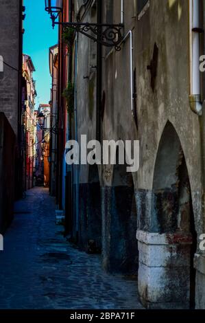 Chioggia, Stadt in der venezianischen Lagune, typische kleine Straße. Venetien, Italien, Europa. Stockfoto