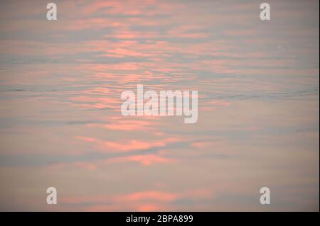 Funkelt der untergehenden Sonne, die sich vom Mekong-Fluss reflektiert. Kratie, Kambodscha, Südostasien Stockfoto