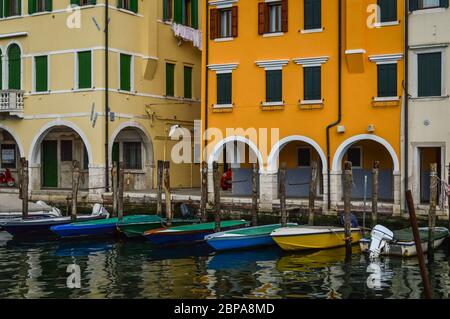Chioggia, Stadt in der venezianischen Lagune, Wasserkanal und Boote. Venetien, Italien, Europa. Stockfoto