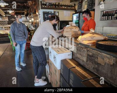 Perugia beginnt Phase 3 des Corona-Virus. Erster Tag der Wiedereröffnung für Friseure, Restaurants und Geschäfte. (Bianconi Emanuela/Fotograf, Perugia - 2020-05-18) p.s. la foto e' utilizabile nel rispetto del contesto in cui e' stata scattata, e senza intento diffamatorio del decoro delle persone rappresentate Stockfoto