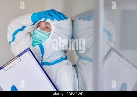 Containment Scout oder Arzt mit Burnout und Erschöpfung aufgrund von Coronavirus und Covid-19 Pandemie Stockfoto