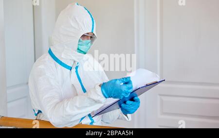 Containment Scout untersuchte Besucherliste oder Kontaktverfolgung wegen einer Coronavirus-Pandemie in der Klinik oder im Pflegeheim Stockfoto