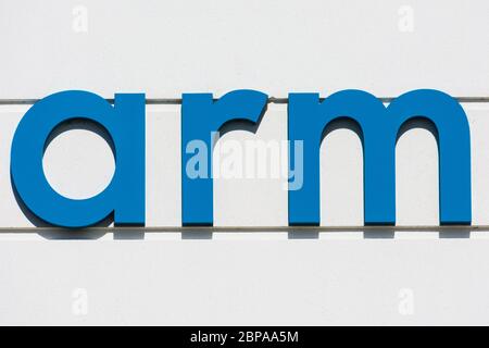 Armzeichen und Logo an der Fassade des britischen multinationalen Halbleiter- und Software-Design-Unternehmens - San Jose, Kalifornien, USA - 2020 Stockfoto